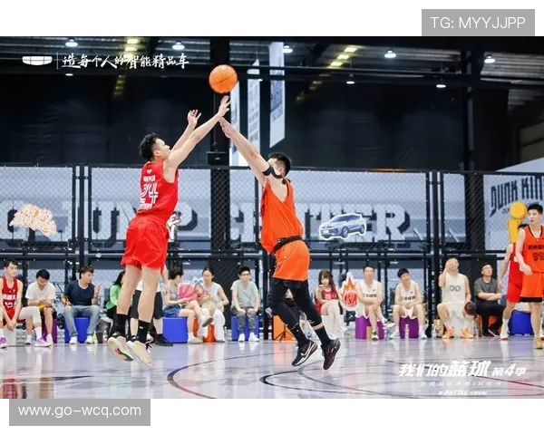 小球迷与球员击掌，传承篮球热情