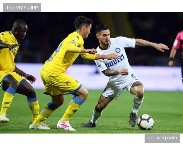 现场报道:弗罗西诺内球迷在球队成功防守后高唱助威歌曲 现场报道:弗罗西诺内球迷在球队成功防守后高唱助威歌曲